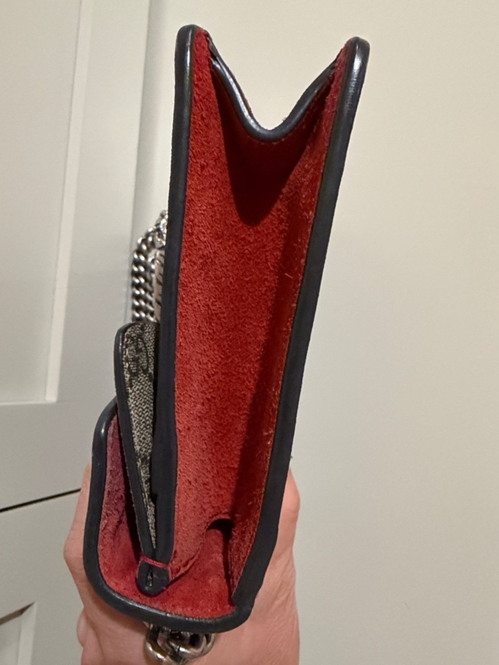 Gucci Beige GG Supreme Shoulder Bag with Red Accent - Picture 4 of 8